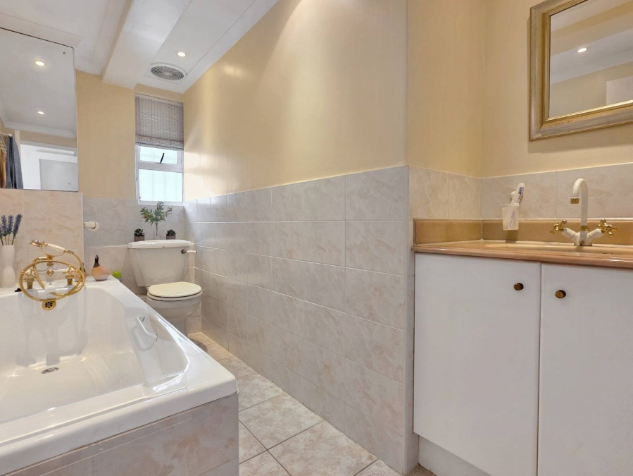2 Bedroom Property for Sale in Sea Point Western Cape